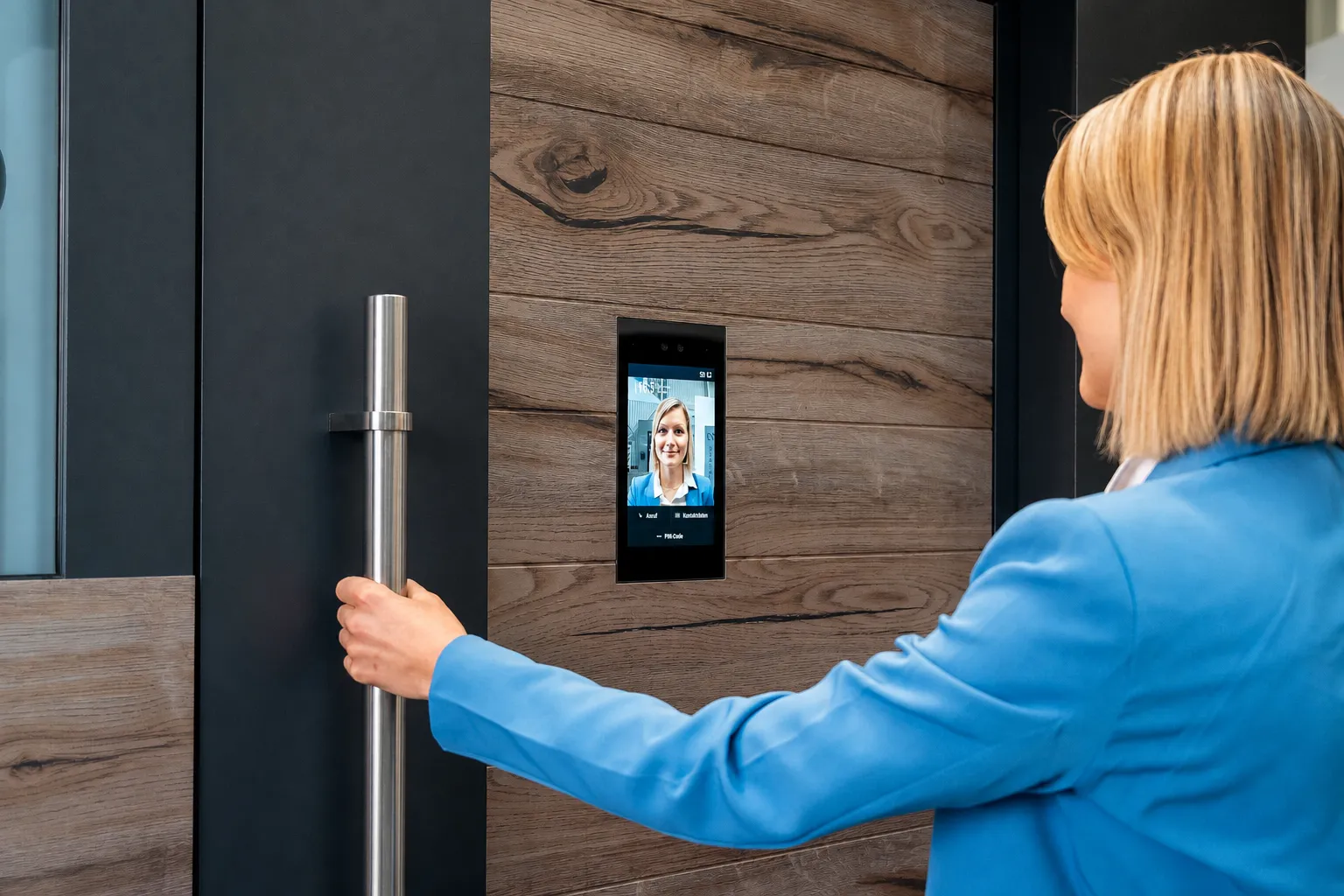 Frau öffnet eine moderne Aluminium-Haustür mit biometrischer Gesichtserkennung
