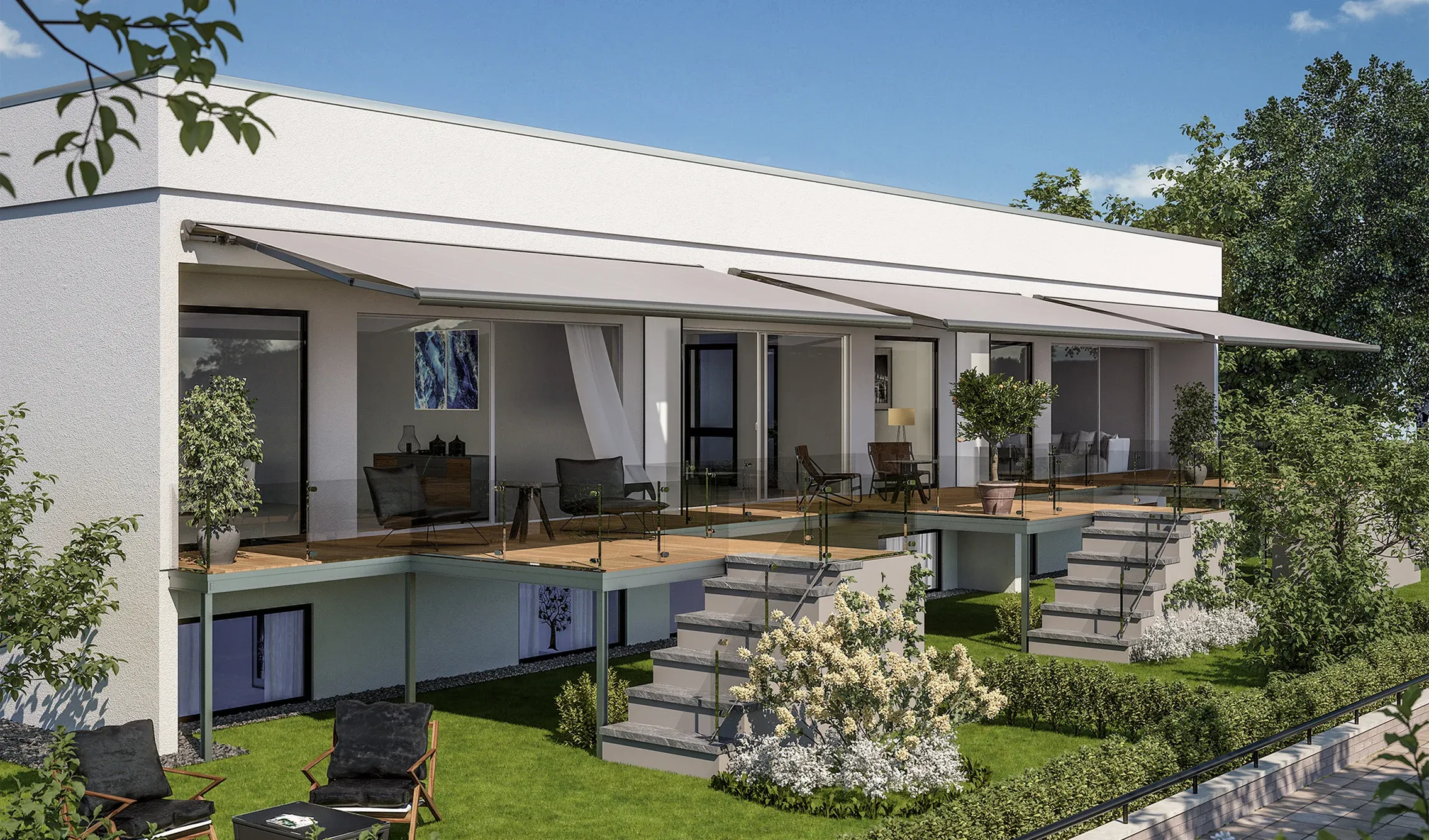 Modernes Wohnhaus mit mehreren ausgefahrenen Lewens-Markisen über einer sonnigen Terrasse