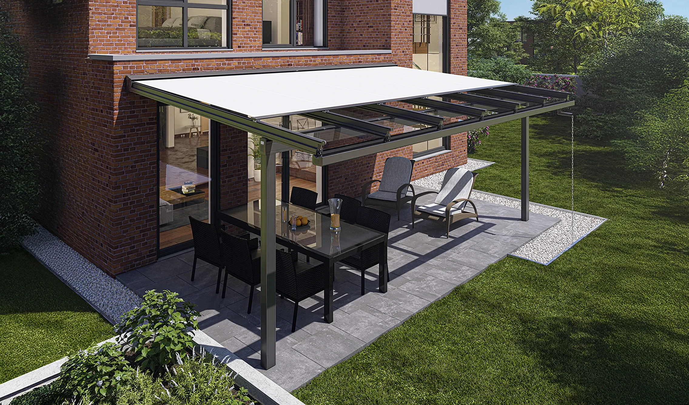 Aluminium-Terrassenüberdachung mit Glasdach und integrierter Markise an einem Backsteinhaus